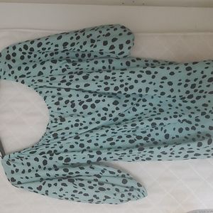 Adorable spotted top NWOTmint with black spots, 3/4 length sleeves with elastic